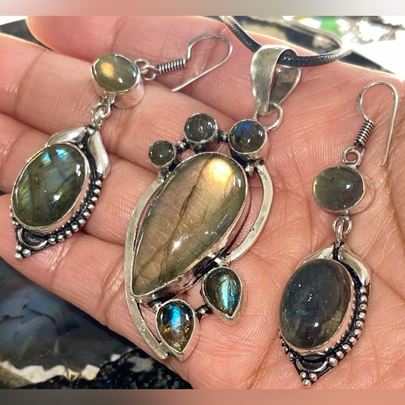 Labradorite Pendant & Earrings Set - Picture 3 of 13